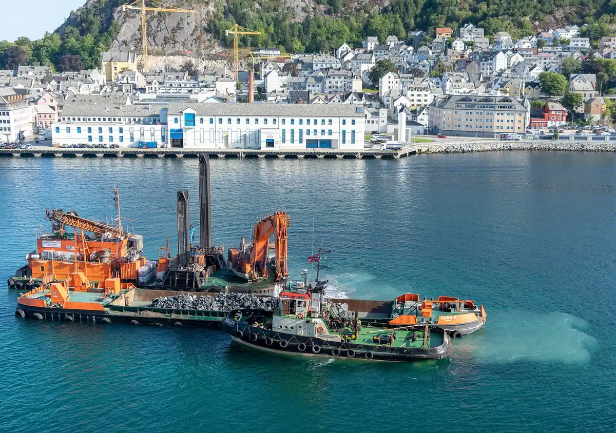 Plataforma petrolera y trabajadores inspeccionando equipos en mar abierto