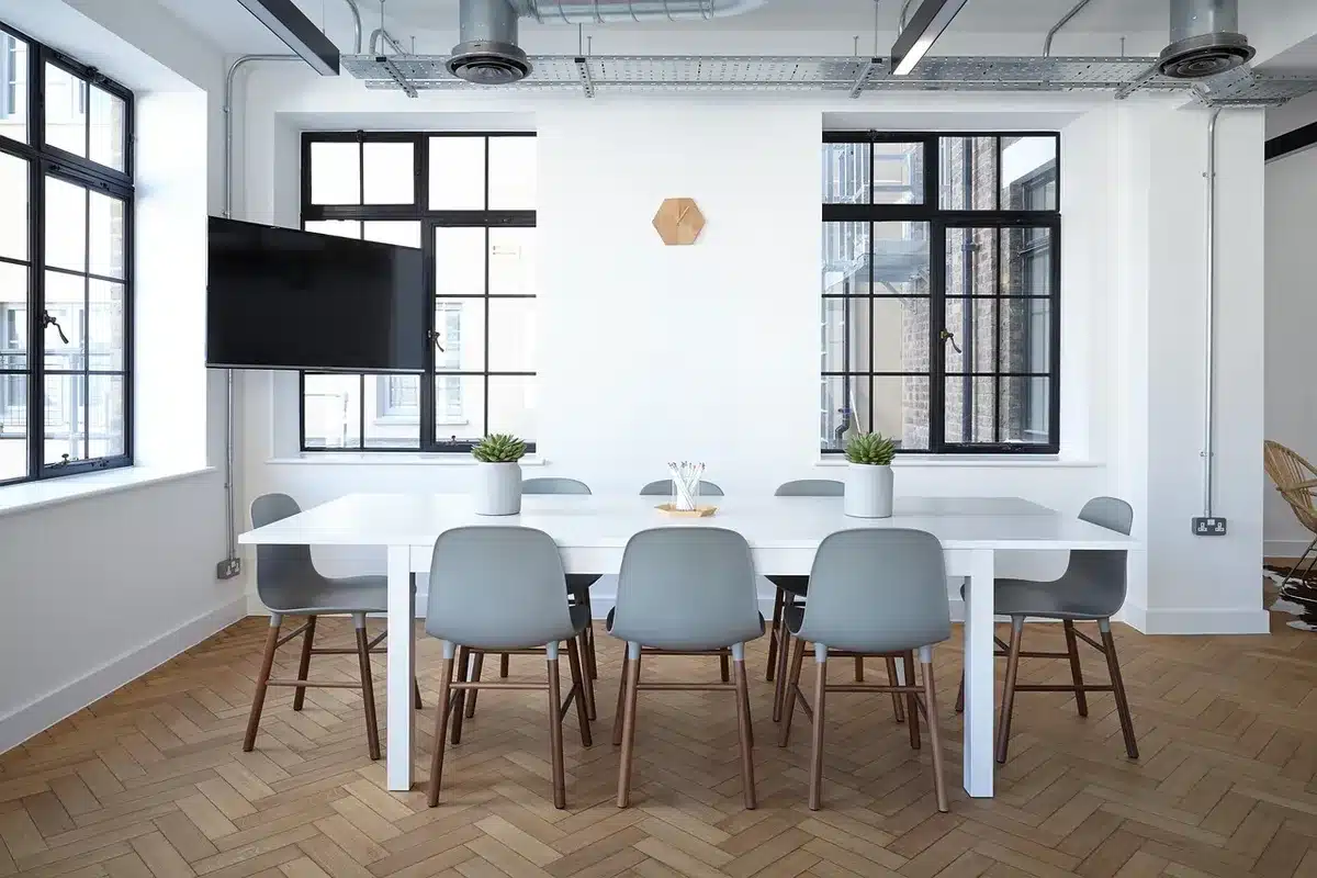 Documentos y expedientes sobre energía y minería sobre una mesa de trabajo